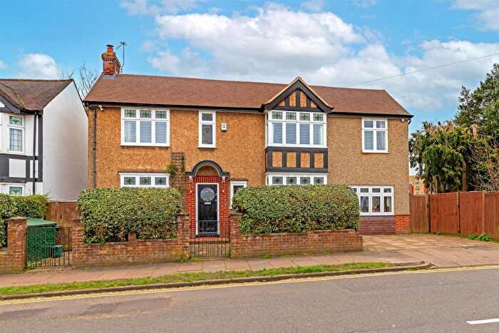 4 Bedroom Detached House For Sale In Flora Grove, St Albans, AL1