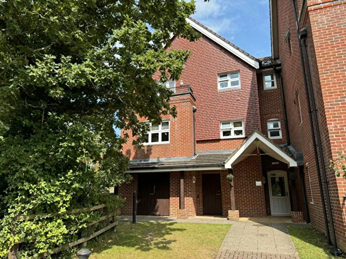 2 Bedroom Flat To Rent In Jones Lane, Hythe, SO45
