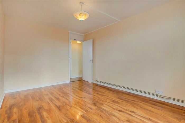 2 Bedroom Maisonette To Rent In Blandford Court, St. Peter's Way, London, N1