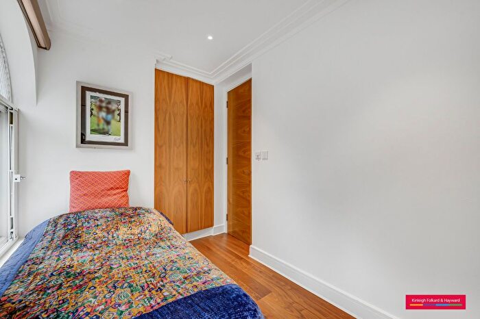 3 Bedroom Flat To Rent In Rosslyn Hill, London, NW3