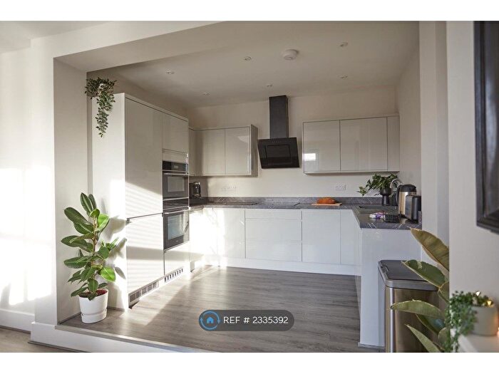 2 Bedroom Flat To Rent In Sea Road, Bexhill-On-Sea, TN40