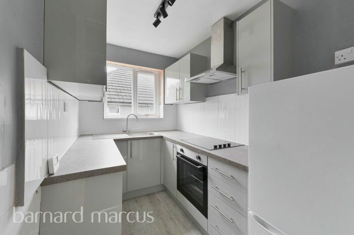 2 Bedroom Maisonette To Rent In Chiltern Drive, Berrylands, Surbiton, KT5