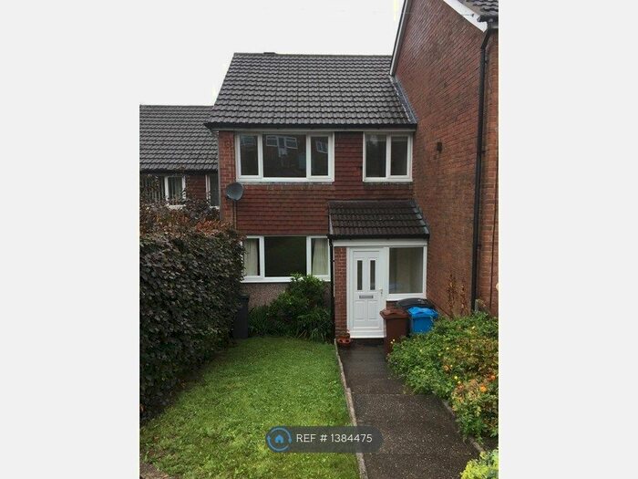 3 Bedroom Semi-Detached House To Rent In Dalehead Drive, Shaw, Oldham, OL2