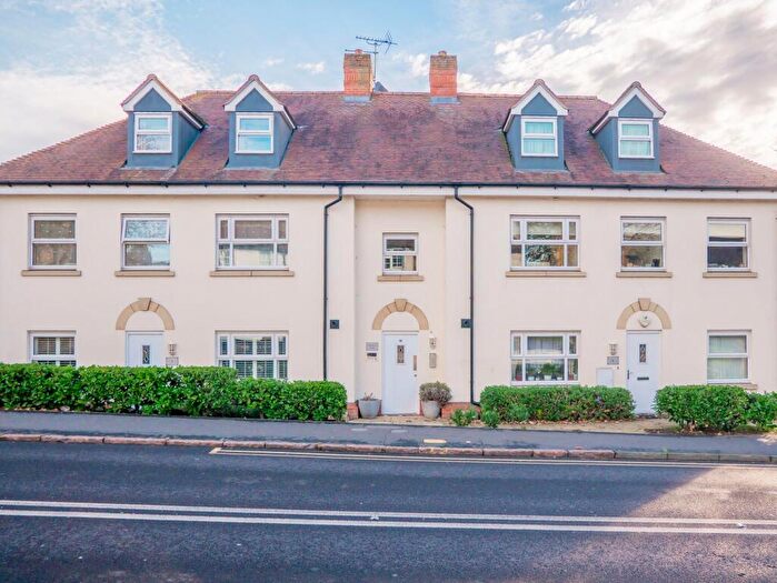 2 Bedroom Flat For Sale In Hockley Road, Rayleigh, SS6