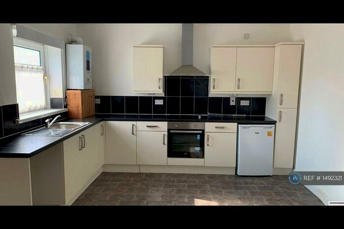 2 Bedroom Flat To Rent In Princess Court, Llanelli, SA15