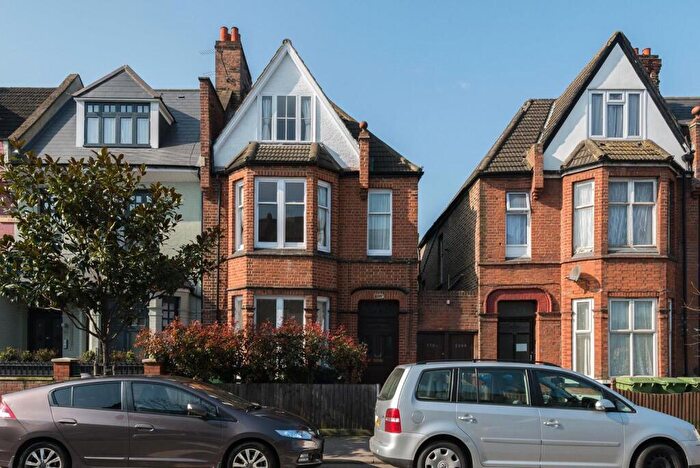 3 Bedroom Apartment To Rent In Lordship Lane, East Dulwich, London, SE22