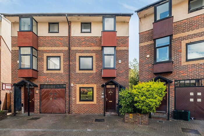 4 Bedroom Semi Detached House For Sale In Barnfield Place, London, E14