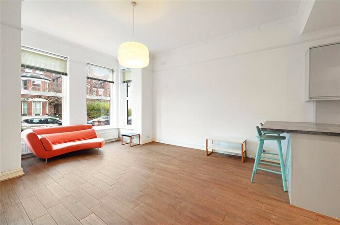 3 Bedroom Flat To Rent In Minster Road, Kilburn, NW2