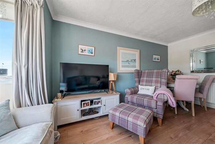 2 Bedroom Flat For Sale In Sandringham Court, Swanage, BH19 - Photo 4