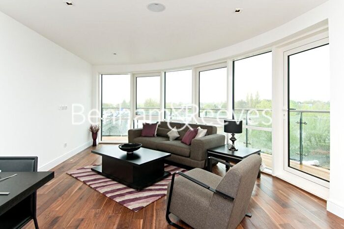 3 Bedroom Flat To Rent In Kew Bridge Road, Brentford, TW8