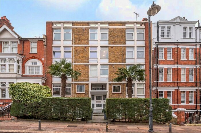 2 Bedroom Flat To Rent In River Court, - Richmond Hill, TW10