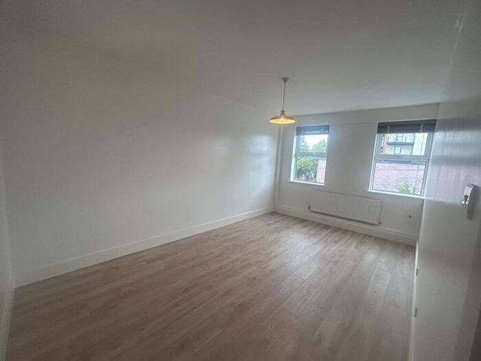 2 Bedroom Flat To Rent In High Street, New Malden, KT3