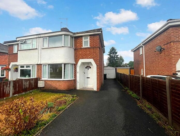 3 Bedroom Semi-Detached House For Sale In Winchester Avenue, Worcester, WR2