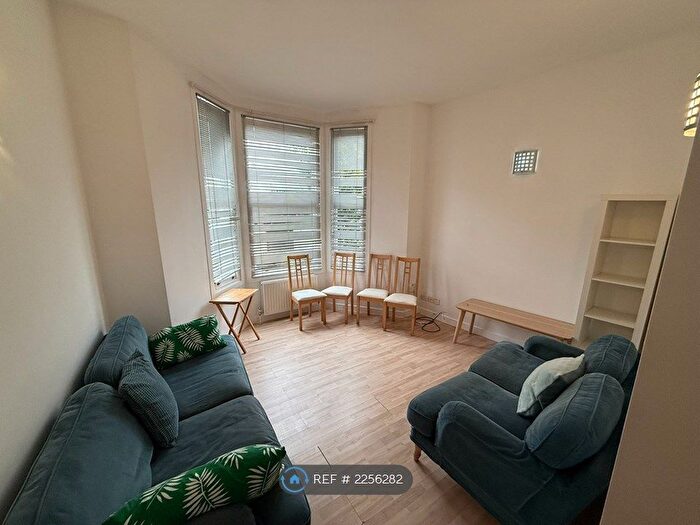2 Bedroom Flat To Rent In Aubert Park, London, N5