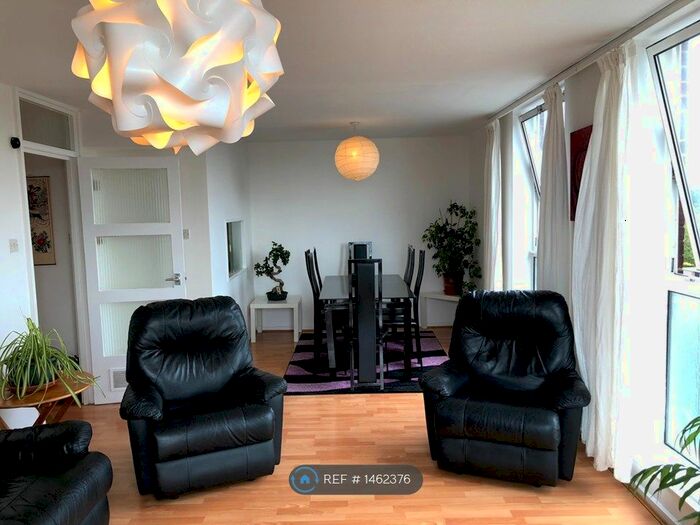 3 Bedroom Flat To Rent In Turnpike Link, Croydon, CR0