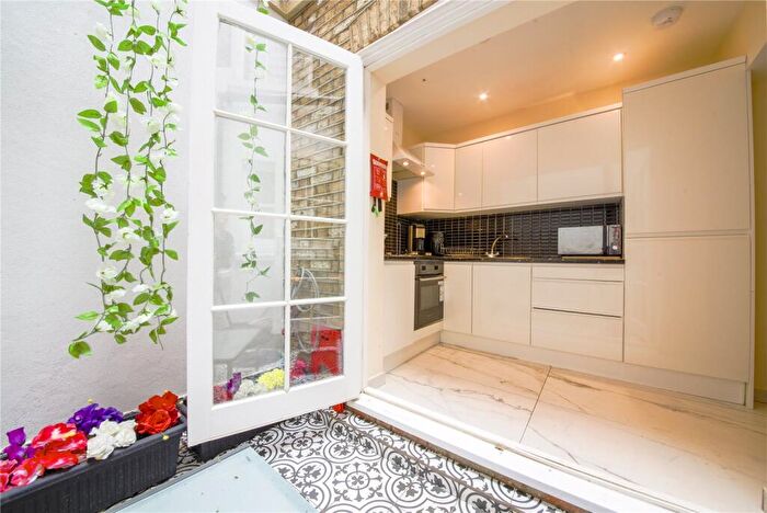 Studio To Rent In Essex Road, Angel, London, N1