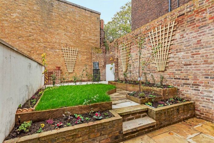 3 Bedroom Flat To Rent In Mortlake High Street, SW14