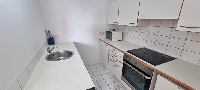 2 Bedroom Flat To Rent In Royal Quay, Liverpool, L3