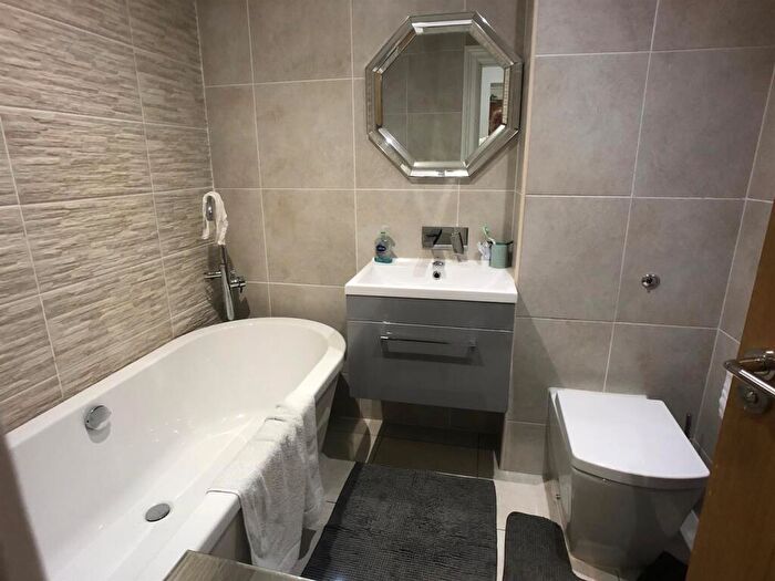 2 Bedroom Apartment To Rent In Flat Hanover House, Clarendon Road, Leeds, LS2