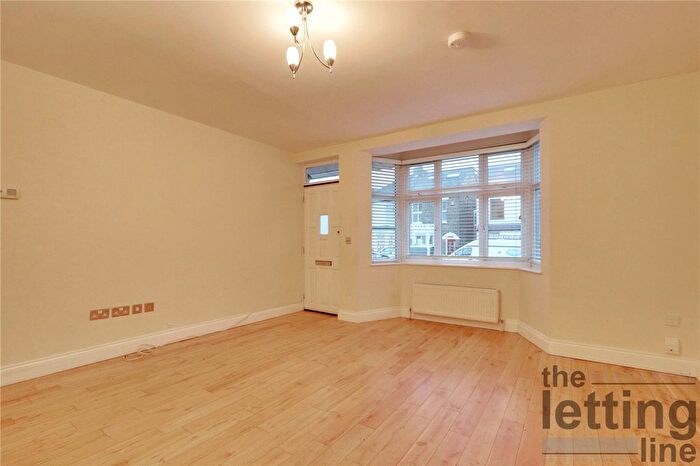 2 Bedroom Flat To Rent In Morley Hill, Enfield, Middlesex, EN2