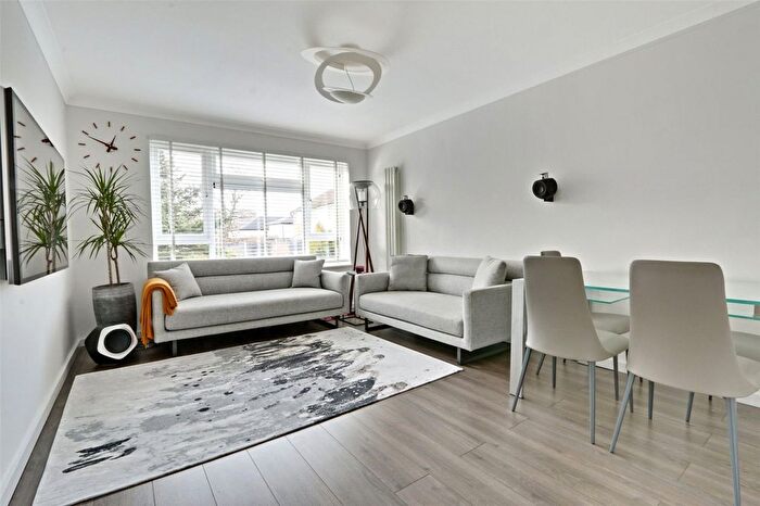 2 Bedroom Maisonette For Sale In Bramley Close, London, N14