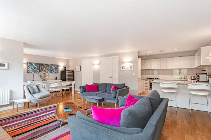 3 Bedroom Duplex For Sale In Enfield Road, London, N1