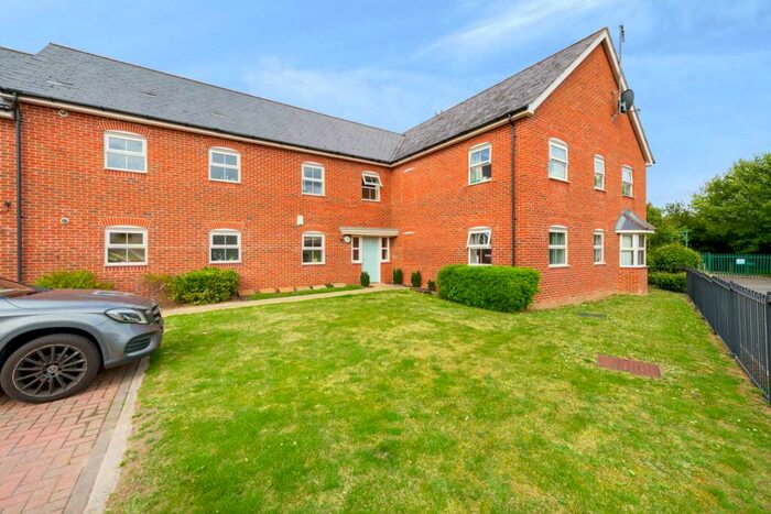 2 Bedroom Apartment To Rent In Woodcock Chase, Jennett`s Park, RG12