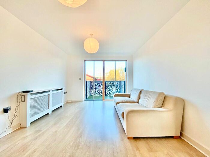 3 Bedroom Flat To Rent In Pitfield Street, Hitchcock House, N1