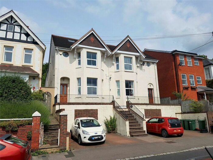 2 Bedroom Flat To Rent In Brambletye Park Road, Redhill, Surrey, RH1