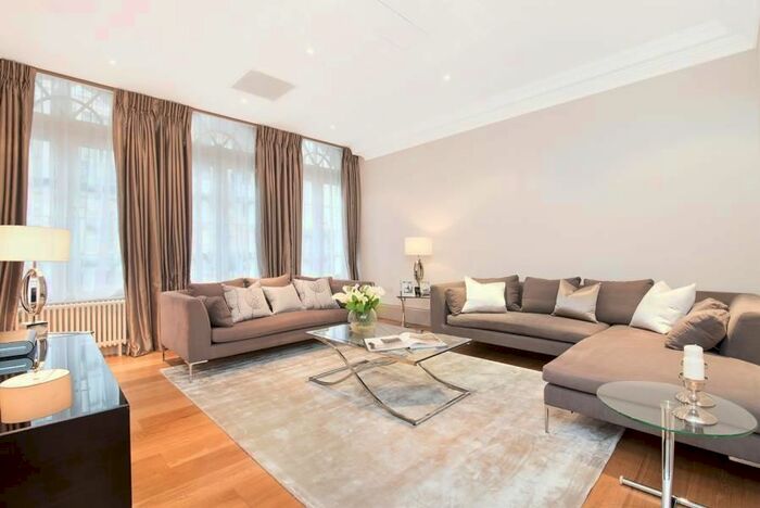 3 Bedroom Flat To Rent In Hertford Street, Mayfair, London, W1J
