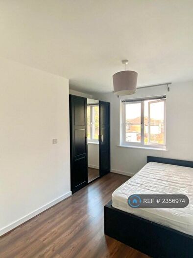 2 Bedroom Flat To Rent In Aspen Court, Ilford, IG5