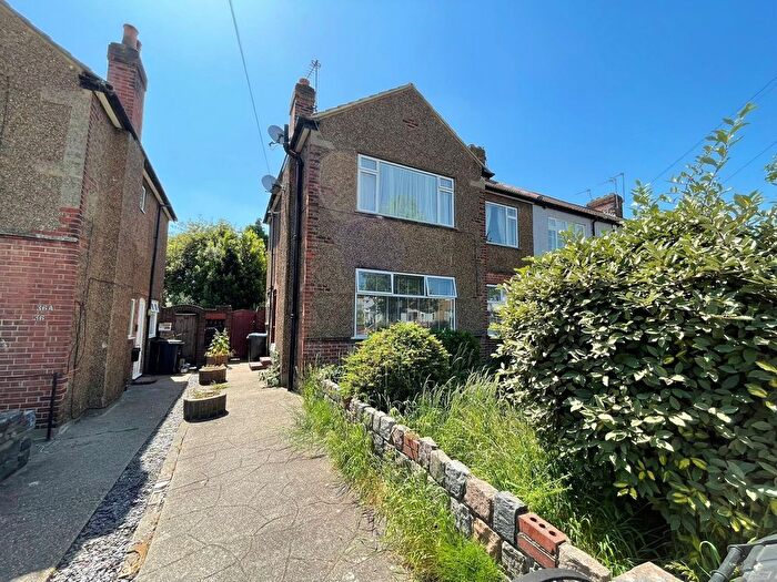 2 Bedroom Flat To Rent In Lincoln Way, Enfield, EN1