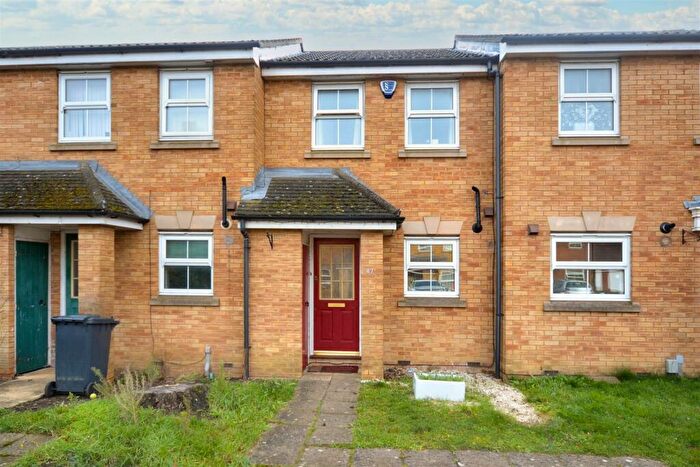 2 Bedroom Terraced House For Sale In Villiers Close, Luton, LU4