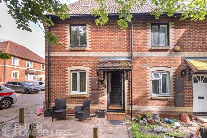 2 Bedroom Maisonette For Sale In Augustus Road, Hockliffe, Leighton Buzzard, Bedfordshire, LU7