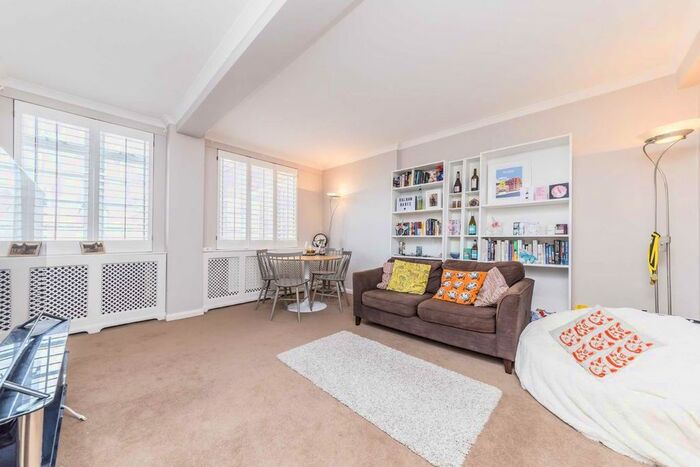 2 Bedroom Flat To Rent In Balham High Road, London, SW17