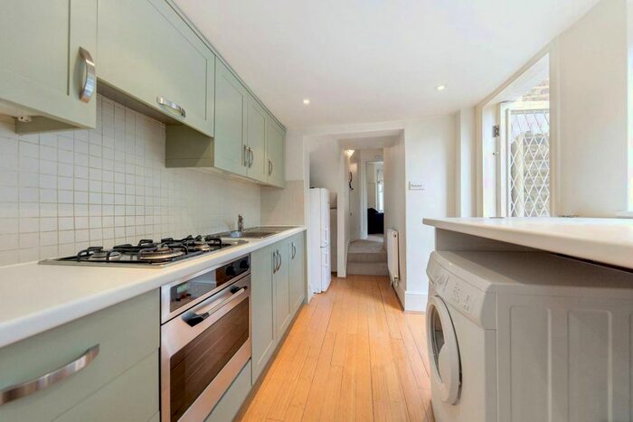 1 Bedroom Flat To Rent In St James's Drive, Balham, London, SW17