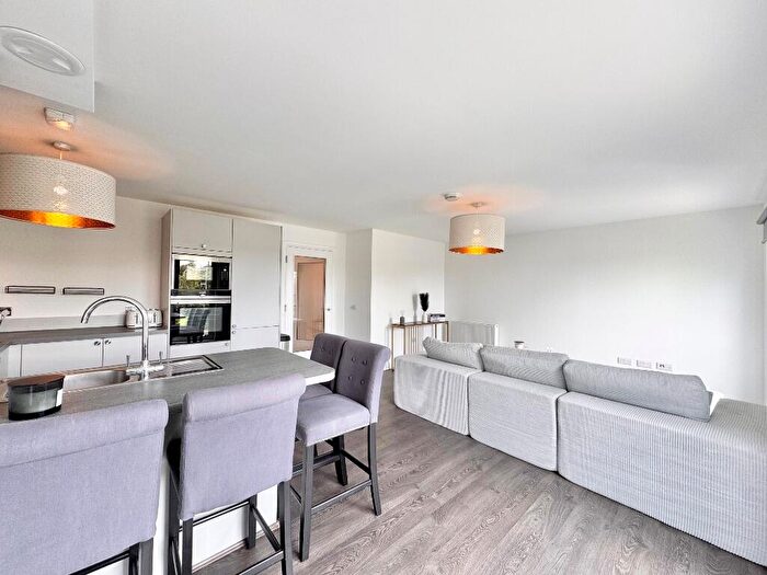 2 Bedroom Flat To Rent In Broomhill Avenue, Broomhill, Glasgow, G11