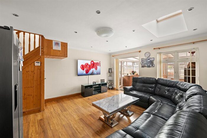 3 Bedroom End Of Terrace House For Sale In Kingsway, Hayes, UB3