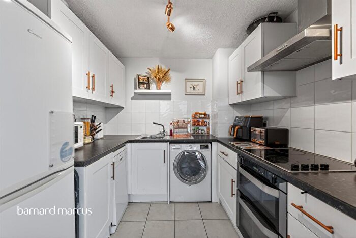 2 Bedroom Flat For Sale In Leith Towers, Sutton, SM2