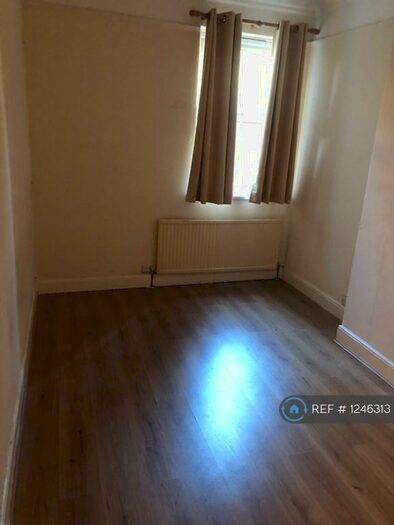 2 Bedroom Flat To Rent In Park Avenue, Mitcham, CR4