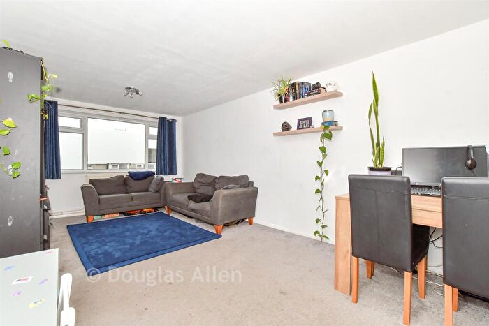 2 Bedroom Apartment For Sale In Shepeshall, Basildon, Essex, SS15