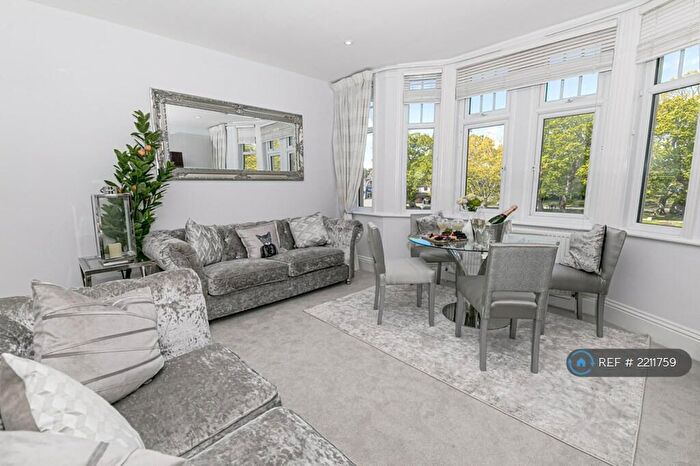 2 Bedroom Flat To Rent In Approach Road, Poole, BH14