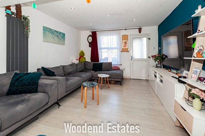 2 Bedroom Semi-detached House For Sale In Golden Crescent, Hayes, UB3