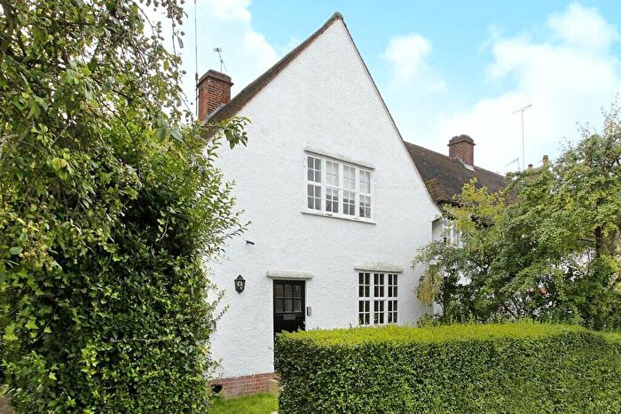 3 Bedroom Semi-Detached House To Rent In Asmuns Hill, London, NW11