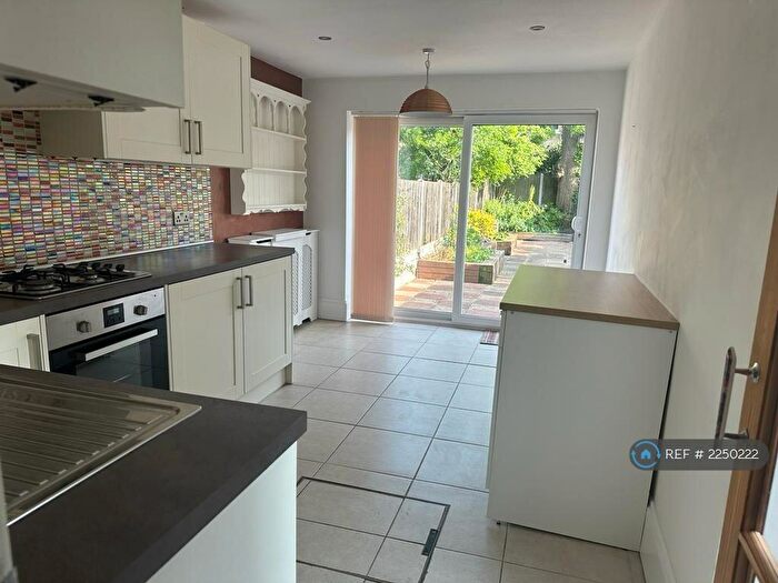 2 Bedroom Flat To Rent In Hatherley Road, Walthamstow, E17