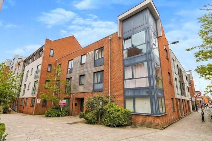 2 Bedroom Flat To Rent In Castle Way, Southampton, SO14