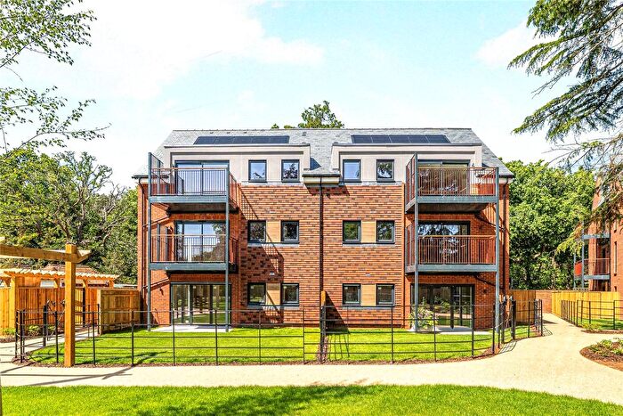 2 Bedroom Flat For Sale In Horsell, Surrey, GU21