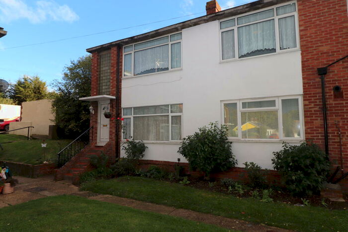2 Bedroom Maisonette To Rent In Holland Road, CO15