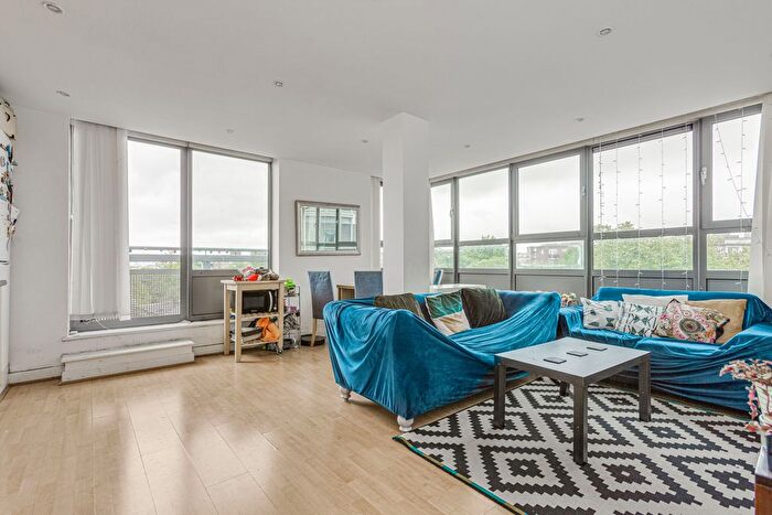 2 Bedroom Flat To Rent In Courtenay House, New Park Road, SW2