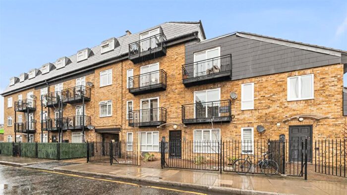 2 Bedroom Flat For Sale In Selby Street, London, E1